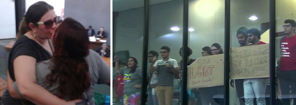 Em protesto contra a aprovação de moção de repúdio ao beijo das atrizes Fernanda Montenegro e Natália Timberg, cerca de 30 manifestantes da causa LGBT realizaram um 'beijaço' gay na Assembleia Legislativa, nesta terça-feira, 31; com cartazes e palavras de ordem eles ocuparam as galerias da Assembleia durante a sessão; deputado Eli Borges (Pros), autor da proposta, foi chamado de homofóbico; da tribuna, Eli reagiu; "Em nenhum momento disse que eles não têm direito a beijar quem quiser, ou fiz desrespeito a qualquer cidadão. Mas o deputado Eli Borges tem direito a opinião. E a minha opinião é que a intimidade deve ser vivida na intimidade", disse (Foto: Aquiles Lins) Em protesto contra a aprovação de moção de repúdio ao beijo das atrizes Fernanda Montenegro e Natália Timberg, cerca de 30 manifestantes da causa LGBT realizaram um 'beijaço' gay na Assembleia Legislativa, nesta terça-feira, 31; com cartazes e palavras de ordem eles ocuparam as galerias da Assembleia durante a sessão; deputado Eli Borges (Pros), autor da proposta, foi chamado de homofóbico; da tribuna, Eli reagiu; "Em nenhum momento disse que eles não têm direito a beijar quem quiser, ou fiz desrespeito a qualquer cidadão. Mas o deputado Eli Borges tem direito a opinião. E a minha opinião é que a intimidade deve ser vivida na intimidade", disse