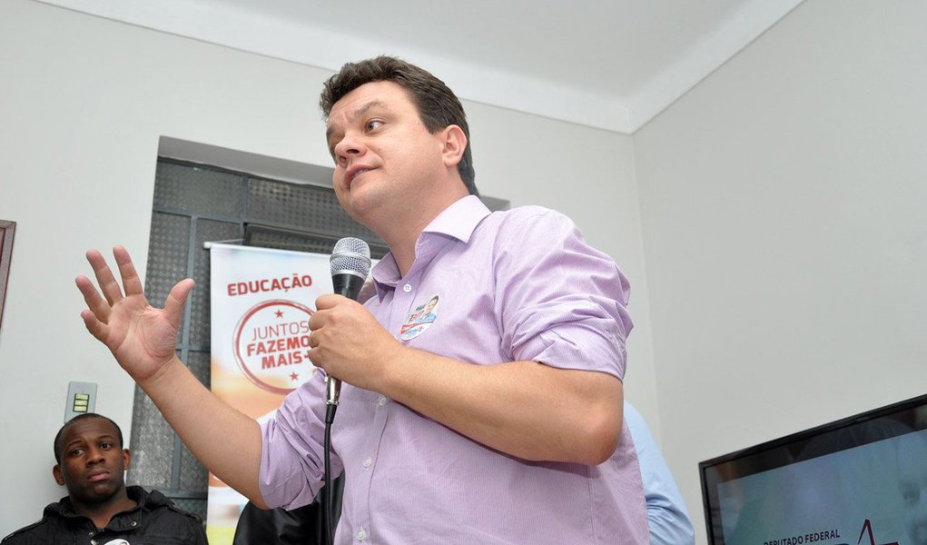O deputado federal Odair Cunha, presidente do Diretório Estadual do PT, prometeu uma campanha limpa e propositiva em Minas Gerais em resposta à promessa do presidente do PSDB-MG, Marcus Pestana, de que a campanha tucana vai partir para a "porradaria" contra o candidato adversário ao governo de Minas, Fernando Pimentel; "Eles estão desesperados, pois, na verdade, a campanha adversária comeu quente. É como aquele velho ditado. E, com isso, eles queimaram a boca", apontou Odair (Foto: Leonardo Lucena) O deputado federal Odair Cunha, presidente do Diretório Estadual do PT, prometeu uma campanha limpa e propositiva em Minas Gerais em resposta à promessa do presidente do PSDB-MG, Marcus Pestana, de que a campanha tucana vai partir para a "porradaria" contra o candidato adversário ao governo de Minas, Fernando Pimentel; "Eles estão desesperados, pois, na verdade, a campanha adversária comeu quente. É como aquele velho ditado. E, com isso, eles queimaram a boca", apontou Odair