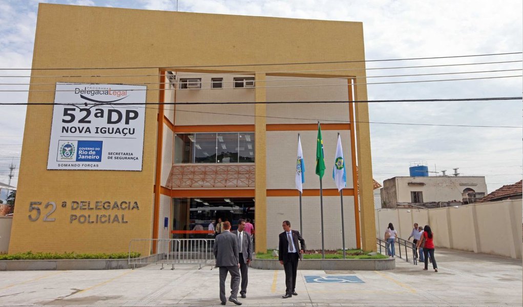 O Ministério Público e a Polícia Civil fazem uma operação para prender 22 suspeitos de fraude na Baixada Fluminense; a ação no município de Mesquita visa a cumprir os mandados de prisão temporária para desarticular quadrilhas especializadas em fraude bancária, estelionato e agiotagem; até o momento, 11 pessoas foram detidas (Foto: Leonardo Lucena) O Ministério Público e a Polícia Civil fazem uma operação para prender 22 suspeitos de fraude na Baixada Fluminense; a ação no município de Mesquita visa a cumprir os mandados de prisão temporária para desarticular quadrilhas especializadas em fraude bancária, estelionato e agiotagem; até o momento, 11 pessoas foram detidas