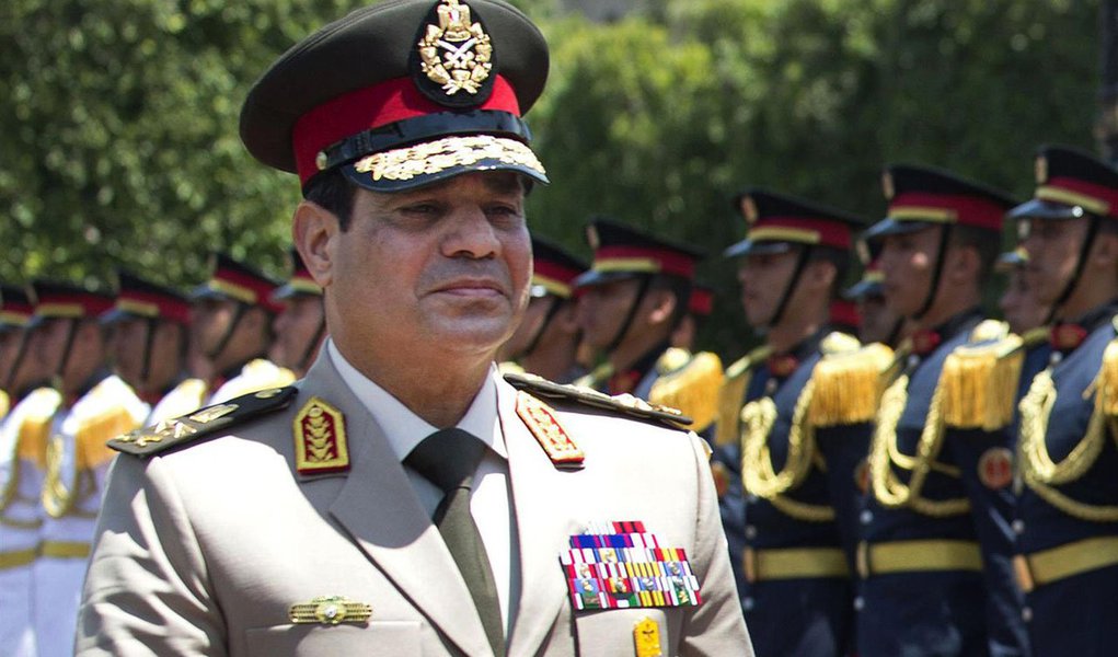 Os líderes árabes em uma cúpula no Egito anunciaram a formação de uma força militar unificada para combater as crescentes ameaças de segurança do Iêmen à Líbia; elaborar mecanismo e logística de força unificada, uma ideia lançada pelo presidente egípcio, Abdel Fattah al-Sisi, poderia levar meses; regimes semelhantes anteriores não conseguiram produzir resultados tangíveis no mundo árabe dividido (Foto: Paulo Emílio) Os líderes árabes em uma cúpula no Egito anunciaram a formação de uma força militar unificada para combater as crescentes ameaças de segurança do Iêmen à Líbia; elaborar mecanismo e logística de força unificada, uma ideia lançada pelo presidente egípcio, Abdel Fattah al-Sisi, poderia levar meses; regimes semelhantes anteriores não conseguiram produzir resultados tangíveis no mundo árabe dividido