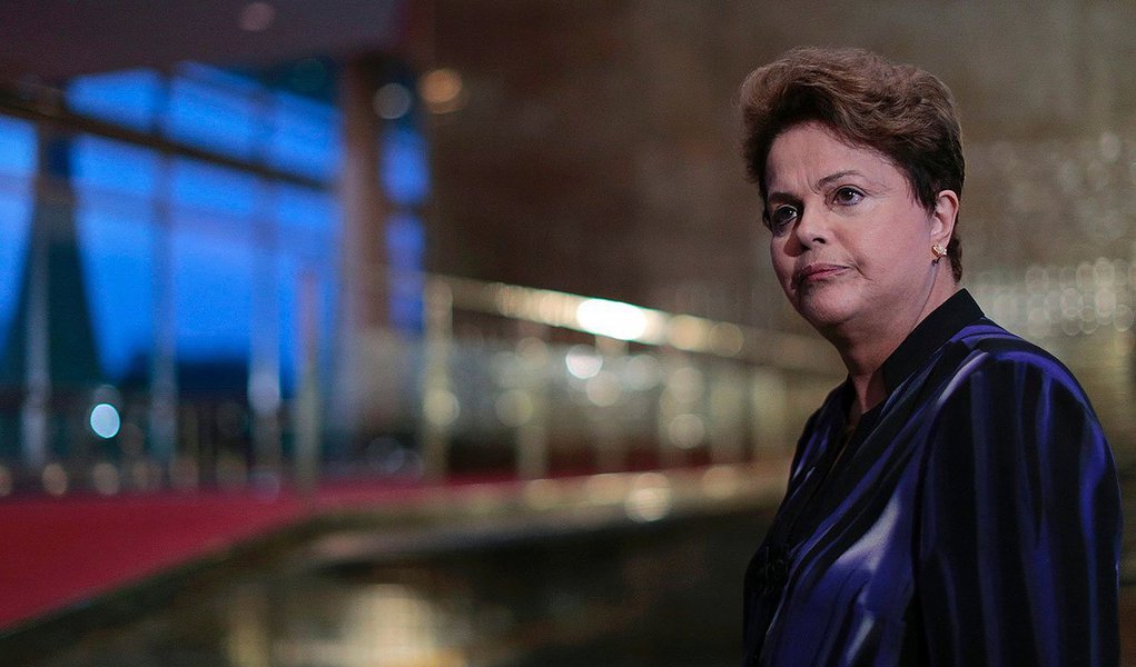 Em entrevista no Palácio do Planalto, a presidente Dilma Rousseff negou qualquer ideia de regulação de conteúdo, mas defendeu o que considera regulação econômica da mídia: ‘Eu defendo a liberdade de expressão e ela não é só liberdade de imprensa, mas é o direito de todo mundo que tiver uma opinião, mesmo que você não concorde com ela, ele tem direito de expressar. Mas qualquer outro setor, como transportes, energia, petróleo... tem regulações e a mídia não pode ter? Oligopólio e monopólio’; quanto à comparação de seu governo com o bolivarianismo, feita pelo ministro Gilmar Mendes, do STF, diz que é “uma vergonha, uma excrescência, por não ter similaridade”; “Essa história de bolivarianismo está eivada de camadas, segmentos, de preconceito, contra o meu governo” (Foto: Roberta Namour) Em entrevista no Palácio do Planalto, a presidente Dilma Rousseff negou qualquer ideia de regulação de conteúdo, mas defendeu o que considera regulação econômica da mídia: ‘Eu defendo a liberdade de expressão e ela não é só liberdade de imprensa, mas é o direito de todo mundo que tiver uma opinião, mesmo que você não concorde com ela, ele tem direito de expressar. Mas qualquer outro setor, como transportes, energia, petróleo... tem regulações e a mídia não pode ter? Oligopólio e monopólio’; quanto à comparação de seu governo com o bolivarianismo, feita pelo ministro Gilmar Mendes, do STF, diz que é “uma vergonha, uma excrescência, por não ter similaridade”; “Essa história de bolivarianismo está eivada de camadas, segmentos, de preconceito, contra o meu governo”