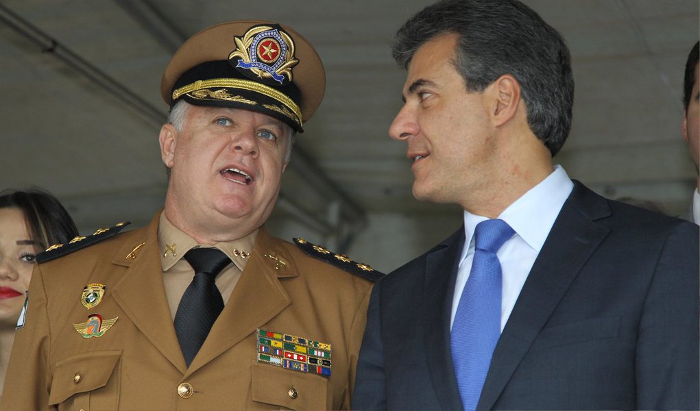 O comandante da Polícia Militar do Paraná, coronel Cesar Vinicius Kogut, pediu exoneração nesta quinta (7), por "dificuldades intransponíveis" com o comando da Segurança no Estado; ele foi um dos responsáveis pela desastrosa operação policial que deixou quase 200 feridos durante uma manifestação contra o governo de Beto Richa (PSDB), na semana passada; o comandante da ação, o secretário de Segurança Fernando Francischini, permanece por ora no cargo, mas deve sair nos próximos dias; ele e Kogut se desentenderam publicamente nesta semana, sobre a responsabilidade pelo massacre (Foto: Valter Lima) O comandante da Polícia Militar do Paraná, coronel Cesar Vinicius Kogut, pediu exoneração nesta quinta (7), por "dificuldades intransponíveis" com o comando da Segurança no Estado; ele foi um dos responsáveis pela desastrosa operação policial que deixou quase 200 feridos durante uma manifestação contra o governo de Beto Richa (PSDB), na semana passada; o comandante da ação, o secretário de Segurança Fernando Francischini, permanece por ora no cargo, mas deve sair nos próximos dias; ele e Kogut se desentenderam publicamente nesta semana, sobre a responsabilidade pelo massacre