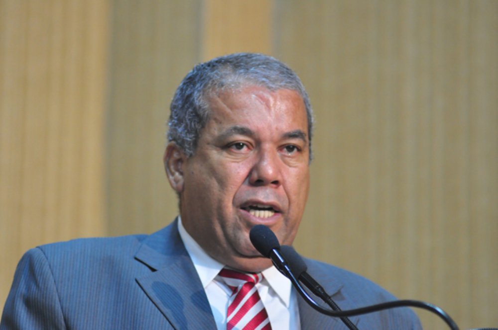 O prefeito João Alves Filho (DEM) tem tido dificuldades para encontrar um substituto para Luciano Paz na titularidade da Secretaria da Fazenda de Aracaju (Semfaz); isso acontece porque há um “grande influenciador” na pasta, que não permite que o gestor tenha autonomia para atuar; quem faz tal afirmação é o vereador Emmanuel Nascimento (PT), em entrevista ao 247; petista pede a saída de Paz: "está sobrecarregado" (Foto: Valter Lima) O prefeito João Alves Filho (DEM) tem tido dificuldades para encontrar um substituto para Luciano Paz na titularidade da Secretaria da Fazenda de Aracaju (Semfaz); isso acontece porque há um “grande influenciador” na pasta, que não permite que o gestor tenha autonomia para atuar; quem faz tal afirmação é o vereador Emmanuel Nascimento (PT), em entrevista ao 247; petista pede a saída de Paz: "está sobrecarregado"