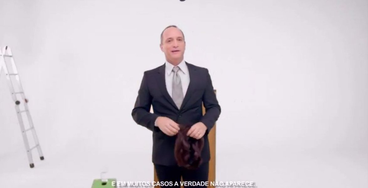 O candidato ao Senado pelo PCdoB, Ricardo Gomyde, defendeu o fim do horário eleitoral gratuito no rádio e na televisão porque, segundo ele, está sendo desvirtuado da finalidade; "Está sendo usado para falar mentiras", justifica; dando continuidade aos seus argumentos, comunista criticou o seu adversário na disputa Alvaro Dias (PSDB), que tentará a reeleição; "O meu adversário, por exemplo, como ele não tem nada para mostrar do que fez para o Paraná nos mais de 20 anos em que ele foi senador, ele vota ao século passado para falar de seu tempo como governador" (Foto: Leonardo Lucena) O candidato ao Senado pelo PCdoB, Ricardo Gomyde, defendeu o fim do horário eleitoral gratuito no rádio e na televisão porque, segundo ele, está sendo desvirtuado da finalidade; "Está sendo usado para falar mentiras", justifica; dando continuidade aos seus argumentos, comunista criticou o seu adversário na disputa Alvaro Dias (PSDB), que tentará a reeleição; "O meu adversário, por exemplo, como ele não tem nada para mostrar do que fez para o Paraná nos mais de 20 anos em que ele foi senador, ele vota ao século passado para falar de seu tempo como governador"