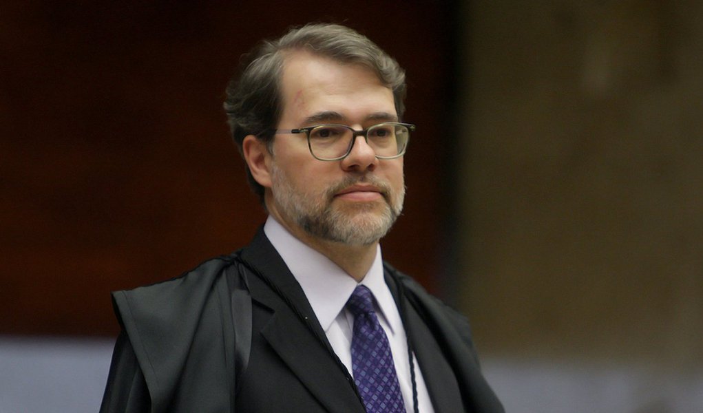 O presidente do TSE, ministro Dias Toffoli, defendeu nesta terça (10) uma reforma política que modifique a legislação vigente e o sistema eleitoral para dificultar a criação de partidos: Toffoli é a favor da implantação gradativa da cláusula de barreira e do estabelecimento de teto de gastos nas campanhas eleitorais, com um limite nominal para doações de empresas: ele informou que os recursos do Fundo Partidário serviram para financiar 5% das campanhas eleitorais de 2014, enquanto os recursos privados chegaram a 95%. (Foto: Valter Lima) O presidente do TSE, ministro Dias Toffoli, defendeu nesta terça (10) uma reforma política que modifique a legislação vigente e o sistema eleitoral para dificultar a criação de partidos: Toffoli é a favor da implantação gradativa da cláusula de barreira e do estabelecimento de teto de gastos nas campanhas eleitorais, com um limite nominal para doações de empresas: ele informou que os recursos do Fundo Partidário serviram para financiar 5% das campanhas eleitorais de 2014, enquanto os recursos privados chegaram a 95%.