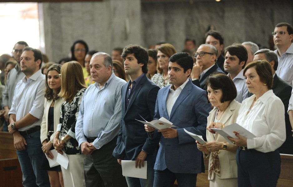 Prefeito ACM Neto fez discurso emocionado na missa em comemoração aos 87 anos de nascimento do ex-senador e ex-governador Antônio Carlos Magalhães, seu avô, falecido em 2007; "Ninguém será capaz de reescrever a história da Bahia, que possui um capítulo especial chamado ACM, que foi um grande líder político e considerado o prefeito do século pelo próprio povo. E sinto um imenso prazer de hoje governar a cidade que ele tanto amou. Afinal de contas, ele ficou conhecido nacionalmente pelo que fez pela Bahia, defendendo o seu povo", disse ACM Neto (Foto: Romulo Faro) Prefeito ACM Neto fez discurso emocionado na missa em comemoração aos 87 anos de nascimento do ex-senador e ex-governador Antônio Carlos Magalhães, seu avô, falecido em 2007; "Ninguém será capaz de reescrever a história da Bahia, que possui um capítulo especial chamado ACM, que foi um grande líder político e considerado o prefeito do século pelo próprio povo. E sinto um imenso prazer de hoje governar a cidade que ele tanto amou. Afinal de contas, ele ficou conhecido nacionalmente pelo que fez pela Bahia, defendendo o seu povo", disse ACM Neto