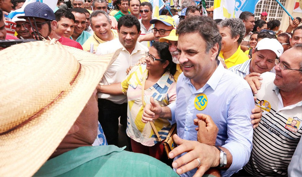 Em caminhada na Zona Oeste da capital fluminense, o presidenciável Aécio Neves (PSDB) disse que é contra a reeleição e defendeu mandato único de cinco anos para todos os governantes e criticou a presidente Dilma; "Eu apresentei essa proposta lá atrás, pelo fim da reeleição. Eu acho que a presidente da República desmoralizou a reeleição. Mandato de cinco anos para todo mundo", afirmou o tucano (Foto: Leonardo Lucena) Em caminhada na Zona Oeste da capital fluminense, o presidenciável Aécio Neves (PSDB) disse que é contra a reeleição e defendeu mandato único de cinco anos para todos os governantes e criticou a presidente Dilma; "Eu apresentei essa proposta lá atrás, pelo fim da reeleição. Eu acho que a presidente da República desmoralizou a reeleição. Mandato de cinco anos para todo mundo", afirmou o tucano