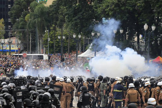 O uso da força desproporcional é inadmissível, inaceitável e revela a verdadeira posição do governador. Para completar, policiais que se negaram a participar da ação brutal e injustificável foram presos (Foto: Márcia Hora Acioli) O uso da força desproporcional é inadmissível, inaceitável e revela a verdadeira posição do governador. Para completar, policiais que se negaram a participar da ação brutal e injustificável foram presos