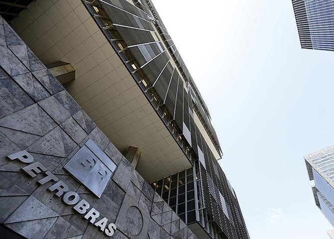 No dia 13, iremos mostrar para o Brasil que a Petrobras “é nossa e ninguém tasca”. Vamos sair as ruas contra o entreguismo e contra as falácias da mídia comprometida (Foto: Ricardo Fonseca) No dia 13, iremos mostrar para o Brasil que a Petrobras “é nossa e ninguém tasca”. Vamos sair as ruas contra o entreguismo e contra as falácias da mídia comprometida