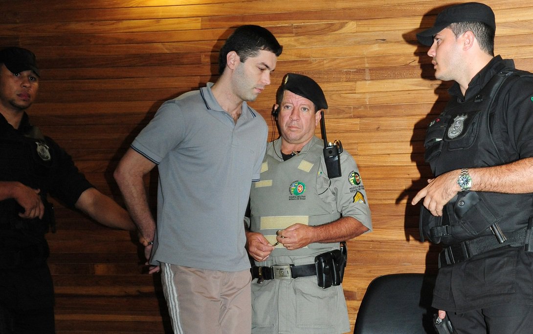 Tribunal de Justiça realizou oito audiências nesta quinta-feira sobre crimes cometidos pelo vigilante Thiago Gomes da Rocha, o serial killer que já confessou a morte de 14 mulheres em Goiânia; acusado chegou ao Fórum Criminal nervoso e permaneceu calado durante as audiências; 14 crimes já tiveram a autoria confirmada pela Polícia Civil e Thiago pode ter matado 21 pessoas no total; rapaz usava uma moto para circular na Capital, escolhia garotas na rua, chegava e disparava um tiro no peito das vítimas (Foto: José Barbacena) Tribunal de Justiça realizou oito audiências nesta quinta-feira sobre crimes cometidos pelo vigilante Thiago Gomes da Rocha, o serial killer que já confessou a morte de 14 mulheres em Goiânia; acusado chegou ao Fórum Criminal nervoso e permaneceu calado durante as audiências; 14 crimes já tiveram a autoria confirmada pela Polícia Civil e Thiago pode ter matado 21 pessoas no total; rapaz usava uma moto para circular na Capital, escolhia garotas na rua, chegava e disparava um tiro no peito das vítimas