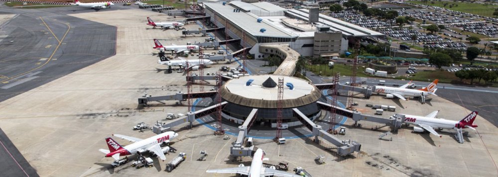 Uma avaliação do Centro de Gerenciamento de Navegação Aérea (CGNA), órgão comandado pela Aeronáutica, aumentou a capacidade de voos do Aeroporto Juscelino Kubitschek, em Brasília, de 52 para até 60 voos e decolagens por hora; o terminal mantém a maior capacidade de pista do país, à frente de Guarulhos, com 47 movimentos por hora; o JK recebeu 18,14 milhões de passageiros em 2014 e se tornou o segundo mais movimentado do País (Foto: Leonardo Lucena) Uma avaliação do Centro de Gerenciamento de Navegação Aérea (CGNA), órgão comandado pela Aeronáutica, aumentou a capacidade de voos do Aeroporto Juscelino Kubitschek, em Brasília, de 52 para até 60 voos e decolagens por hora; o terminal mantém a maior capacidade de pista do país, à frente de Guarulhos, com 47 movimentos por hora; o JK recebeu 18,14 milhões de passageiros em 2014 e se tornou o segundo mais movimentado do País