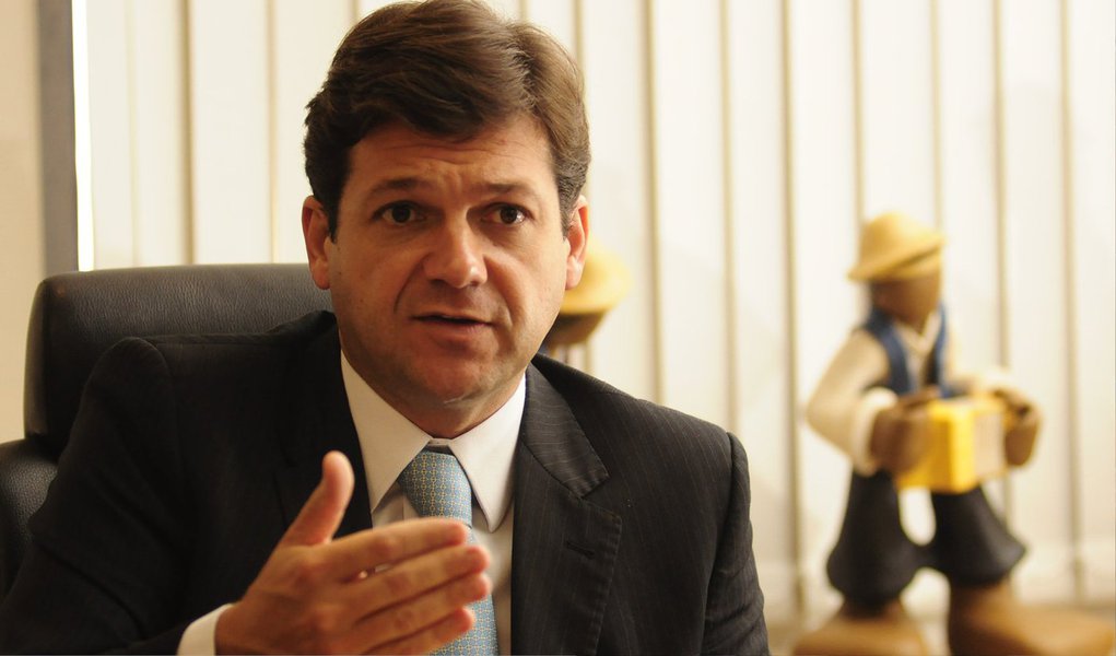O prefeito do Recife, Geraldo Julio (PSB), defendeu que a presidente Dilma Rousseff autorize estados e municípios a contraírem empréstimos com financiamentos internacionais; "Uma coisa importante que os governadores colocaram (na reunião da semana assada entre a presidente Dilma e os governadores do Nordeste) foi a necessidade de liberar financiamentos, sobretudo financiamentos externos, para os governos estaduais e para as prefeituras poderem investir e manter o emprego. Esse é o momento em que a gente precisa lutar pelo emprego do povo brasileiro. E os governos estaduais e municipais precisam fazer investimentos", afirmou (Foto: Paulo Emílio) O prefeito do Recife, Geraldo Julio (PSB), defendeu que a presidente Dilma Rousseff autorize estados e municípios a contraírem empréstimos com financiamentos internacionais; "Uma coisa importante que os governadores colocaram (na reunião da semana assada entre a presidente Dilma e os governadores do Nordeste) foi a necessidade de liberar financiamentos, sobretudo financiamentos externos, para os governos estaduais e para as prefeituras poderem investir e manter o emprego. Esse é o momento em que a gente precisa lutar pelo emprego do povo brasileiro. E os governos estaduais e municipais precisam fazer investimentos", afirmou