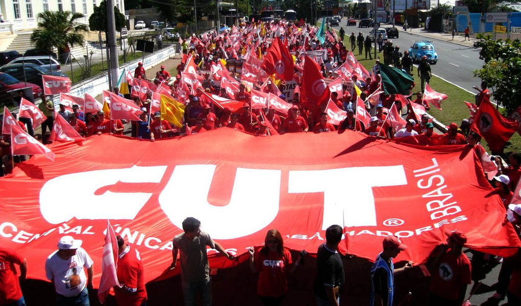 Em São Paulo, o ato terminou por volta de 14h na Praça da República, região central; entidade protesta no Dia Nacional de Luta em Defesa dos Direitos da Classe Trabalhadora contra a aprovação do projeto 4330, que libera a terceirização para todas as atividades das empresas (Foto: Gisele Federicce) Em São Paulo, o ato terminou por volta de 14h na Praça da República, região central; entidade protesta no Dia Nacional de Luta em Defesa dos Direitos da Classe Trabalhadora contra a aprovação do projeto 4330, que libera a terceirização para todas as atividades das empresas