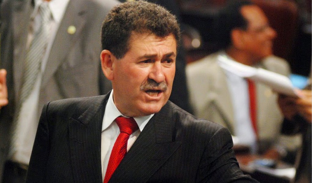 A Procuradoria Regional Eleitoral (PRE) do Rio entrou na Justiça Eleitoral com uma representação para impedir que o deputado estadual Paulo Melo (PMDB-RJ), reeleito para mais um mandato, seja diplomado; o parlamentar, que é presidente da Alerj, é investigado em denúncia por compra de votos nas eleições deste ano; no dia 5 de outubro, fiscais do TRE flagraram dois eleitores, na casa de um cabo eleitoral, recebendo R$ 50 como pagamento por terem votados em Paulo Melo; segundo o órgão, a informação foi confirmada em depoimento pelos próprios envolvidos (Foto: Leonardo Lucena) A Procuradoria Regional Eleitoral (PRE) do Rio entrou na Justiça Eleitoral com uma representação para impedir que o deputado estadual Paulo Melo (PMDB-RJ), reeleito para mais um mandato, seja diplomado; o parlamentar, que é presidente da Alerj, é investigado em denúncia por compra de votos nas eleições deste ano; no dia 5 de outubro, fiscais do TRE flagraram dois eleitores, na casa de um cabo eleitoral, recebendo R$ 50 como pagamento por terem votados em Paulo Melo; segundo o órgão, a informação foi confirmada em depoimento pelos próprios envolvidos
