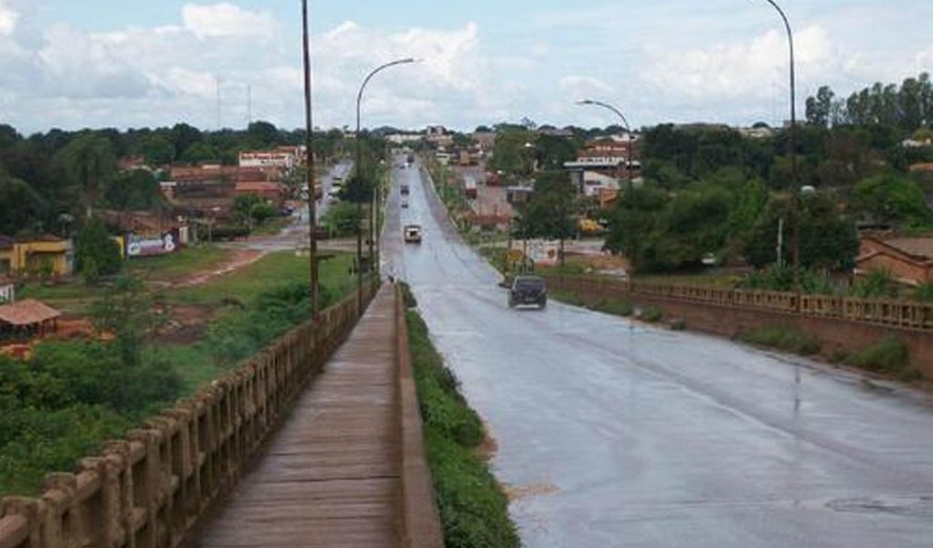 Polícias Militares do Maranhão e do Tocantins apreenderam dois menores suspeitos de balearem um jovem de 18 anos, durante uma tentativa de roubo; fato aconteceu em Aguiarnópolis, extremo norte do Estado, por volta das 20h40, de sábado, 22; vitima, que reagiu ao assalto, foi conduzida ao hospital de Imperatriz (MA) (Foto: Aquiles Lins) Polícias Militares do Maranhão e do Tocantins apreenderam dois menores suspeitos de balearem um jovem de 18 anos, durante uma tentativa de roubo; fato aconteceu em Aguiarnópolis, extremo norte do Estado, por volta das 20h40, de sábado, 22; vitima, que reagiu ao assalto, foi conduzida ao hospital de Imperatriz (MA)
