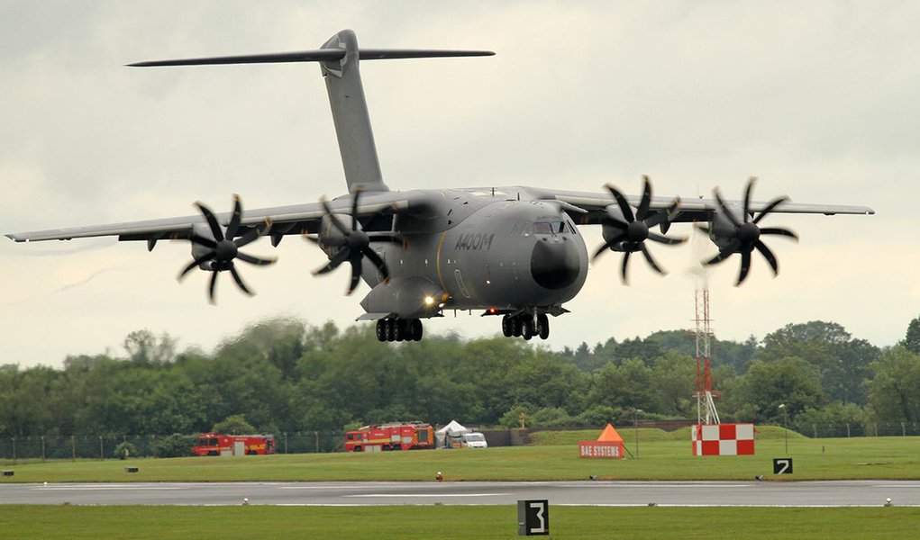 A Força Aérea Real da Grã-Bretanha (RAF, na sigla em inglês) suspendeu operações de seu Airbus A400M de transporte militar enquanto aguarda mais informações sobre a causa de um acidente envolvendo uma aeronave semelhante durante testes na Espanha (Foto: Leonardo Attuch) A Força Aérea Real da Grã-Bretanha (RAF, na sigla em inglês) suspendeu operações de seu Airbus A400M de transporte militar enquanto aguarda mais informações sobre a causa de um acidente envolvendo uma aeronave semelhante durante testes na Espanha