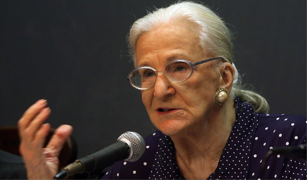 Temida e respeitada por sua erudição, rigor e alto grau de exigência quando assistia a uma peça e escrevia a crítica, ela era considerada por muitos a "Dama de Ferro" do teatro brasileiro (Foto: Gisele Federicce) Temida e respeitada por sua erudição, rigor e alto grau de exigência quando assistia a uma peça e escrevia a crítica, ela era considerada por muitos a "Dama de Ferro" do teatro brasileiro