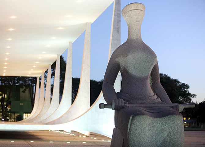 Hoje muitas decisões provocam polêmicas e discussões acirradas que ultrapassam as fronteiras do universo jurídico, ganhando até as mesas dos bares de esquina. Afinal, a Justiça mudou ou mudou a sociedade? (Foto: Ribamar Fonseca) Hoje muitas decisões provocam polêmicas e discussões acirradas que ultrapassam as fronteiras do universo jurídico, ganhando até as mesas dos bares de esquina. Afinal, a Justiça mudou ou mudou a sociedade?