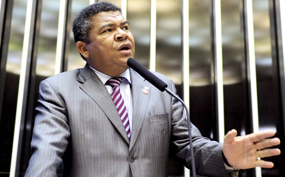 Deputado Valmir Assunção reage com indignação à aprovação do Projeto de Lei 4330, que amplia a possibilidade de contratação de funcionários terceirizados; para o petista, a medida "retira os direitos de milhões de trabalhadores e trabalhadoras do país"; "A oposição, que mente acusando o governo de retirar direitos trabalhistas, está mostrando quem de verdade está contra os trabalhadores. O PT e o governo encaminharam o voto contrário e não compactuamos com esse absurdo. Esse projeto encabeçado por PSDB e DEM atinge em cheio os trabalhadores brasileiros", brada o petista (Foto: Romulo Faro) Deputado Valmir Assunção reage com indignação à aprovação do Projeto de Lei 4330, que amplia a possibilidade de contratação de funcionários terceirizados; para o petista, a medida "retira os direitos de milhões de trabalhadores e trabalhadoras do país"; "A oposição, que mente acusando o governo de retirar direitos trabalhistas, está mostrando quem de verdade está contra os trabalhadores. O PT e o governo encaminharam o voto contrário e não compactuamos com esse absurdo. Esse projeto encabeçado por PSDB e DEM atinge em cheio os trabalhadores brasileiros", brada o petista