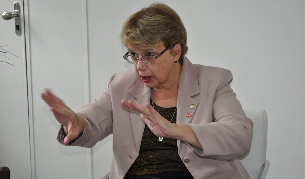 Deputada federal pelo PT de Minas Gerais expôs seus pontos de vista sobre a PEC 171/93, que reduz a maioridade penal no Brasil; vice-presidente da comissão que acompanha o projeto de emenda constitucional, Margarida defende que os jovens não são causadores da violência, mas vítimas em potencial dela: "Os jovens são vítimas, não a causa da violência. E não sou eu quem está dizendo isso, são os fatos. Hoje, de 65 países com dados sobre a juventude, o Brasil é o que mais perde jovens por mortes com armas de fogo e o terceiro com mais homicídios de pessoas entre 15 a 24 anos" (Foto: Luis Mauro Queiroz) Deputada federal pelo PT de Minas Gerais expôs seus pontos de vista sobre a PEC 171/93, que reduz a maioridade penal no Brasil; vice-presidente da comissão que acompanha o projeto de emenda constitucional, Margarida defende que os jovens não são causadores da violência, mas vítimas em potencial dela: "Os jovens são vítimas, não a causa da violência. E não sou eu quem está dizendo isso, são os fatos. Hoje, de 65 países com dados sobre a juventude, o Brasil é o que mais perde jovens por mortes com armas de fogo e o terceiro com mais homicídios de pessoas entre 15 a 24 anos"