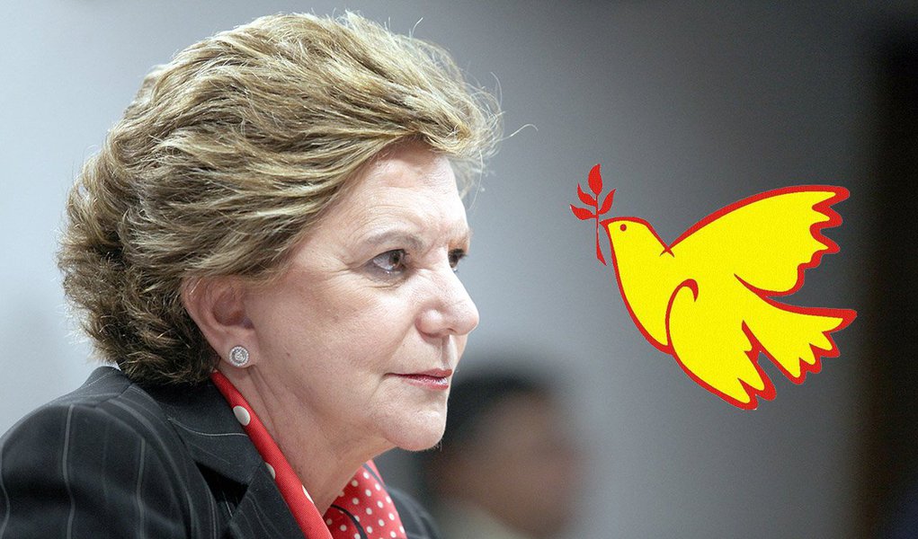Com um pé fora do PSDB depois de bate-boca com Aécio Neves por conta da montagem da Mesa Diretora no Senado, goiana recebeu convite para assumir o comando da sigla no Estado; Lúcia Vânia aguarda consulta feita ao TSE para saber se perde o mandato caso insista na desfiliação; eventual desembarque da senadora no PSB pode alterar os planos do empresário Vanderlan Cardoso, que atualmente controla o partido e já pensa na candidatura a prefeito de Goiânia; governador Marconi Perillo tenta evitar rompimento de Lúcia e é esperada uma conversa entre os dois (Foto: José Barbacena) Com um pé fora do PSDB depois de bate-boca com Aécio Neves por conta da montagem da Mesa Diretora no Senado, goiana recebeu convite para assumir o comando da sigla no Estado; Lúcia Vânia aguarda consulta feita ao TSE para saber se perde o mandato caso insista na desfiliação; eventual desembarque da senadora no PSB pode alterar os planos do empresário Vanderlan Cardoso, que atualmente controla o partido e já pensa na candidatura a prefeito de Goiânia; governador Marconi Perillo tenta evitar rompimento de Lúcia e é esperada uma conversa entre os dois