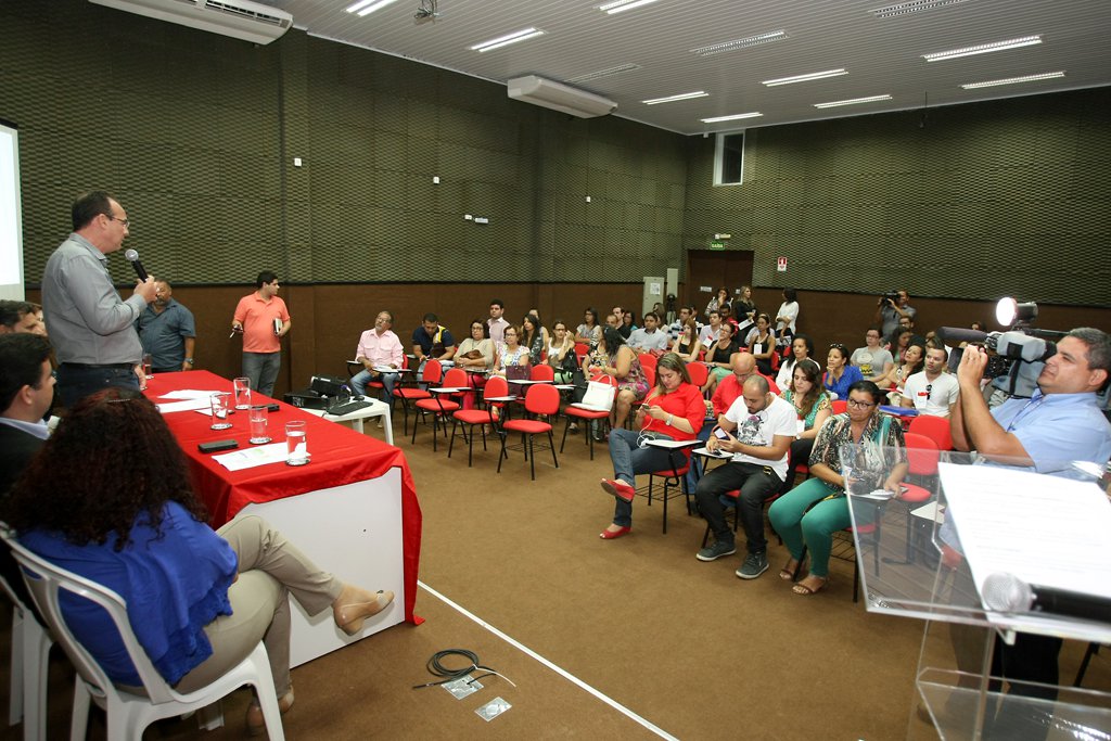 Sessenta médicos brasileiros integrantes dos programas Mais Médicos e Provab foram acolhidos ontem pela Secretaria de Estado da Saúde; com a chegada desses profissionais em 27 municípios, Sergipe passa a contar com 205 médicos atuantes nesses programas em 52 dos 75 municípios; "Esses médicos são profissionais capacitados, instruídos e que passaram em um dos vestibulares mais concorridos. Mas o que eles farão na vida das pessoas das comunidades onde atuarão? A missão não vai ser apenas de dar receitas, mas transformar a vida dessas pessoas. Sem dúvida, vão melhorar os hábitos, os pensamentos, discutir relações interpessoais, entre outros", disse o secretário da Saúde, José Sobral (Foto: Valter Lima) Sessenta médicos brasileiros integrantes dos programas Mais Médicos e Provab foram acolhidos ontem pela Secretaria de Estado da Saúde; com a chegada desses profissionais em 27 municípios, Sergipe passa a contar com 205 médicos atuantes nesses programas em 52 dos 75 municípios; "Esses médicos são profissionais capacitados, instruídos e que passaram em um dos vestibulares mais concorridos. Mas o que eles farão na vida das pessoas das comunidades onde atuarão? A missão não vai ser apenas de dar receitas, mas transformar a vida dessas pessoas. Sem dúvida, vão melhorar os hábitos, os pensamentos, discutir relações interpessoais, entre outros", disse o secretário da Saúde, José Sobral