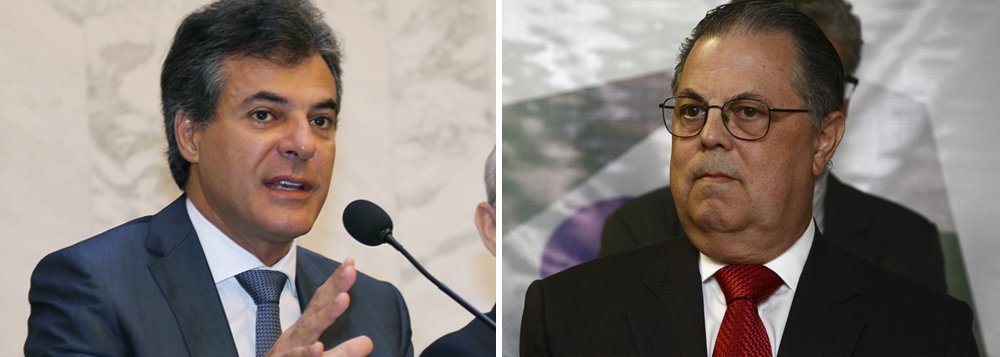 Governador Beto Richa (PSDB) anunciou a saída do secretário de Educação Fernando Xavier Ferreira, após o massacre que deixou mais de 200 professores feridos há uma semana; quem assume o cargo é Ana Seres Comin, que já respondia pela superintendência da secretaria de Educação; a versão oficial para a troca foi de que Ferreira alegou razões pessoais para deixar a secretaria (Foto: Paulo Emílio) Governador Beto Richa (PSDB) anunciou a saída do secretário de Educação Fernando Xavier Ferreira, após o massacre que deixou mais de 200 professores feridos há uma semana; quem assume o cargo é Ana Seres Comin, que já respondia pela superintendência da secretaria de Educação; a versão oficial para a troca foi de que Ferreira alegou razões pessoais para deixar a secretaria