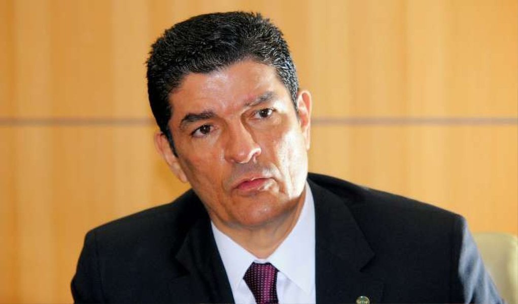O atual ministro do Turismo, Vinicius Lages, que deixará a pasta, para ceder espaço ao ex-presidente da Câmara, Henrique Eduardo Alves (PMDB), deverá se tornar o substituto de Gilberto Occhi na pasta da Integração Nacional; Lages é afilhado político do presidente do Senado, Renan Calheiros; sua ida para a Integração Nacional fortalecerá o PMDB no governo e tende a diminuir as dificuldades nas relações entre o partido e Dilma (Foto: Valter Lima) O atual ministro do Turismo, Vinicius Lages, que deixará a pasta, para ceder espaço ao ex-presidente da Câmara, Henrique Eduardo Alves (PMDB), deverá se tornar o substituto de Gilberto Occhi na pasta da Integração Nacional; Lages é afilhado político do presidente do Senado, Renan Calheiros; sua ida para a Integração Nacional fortalecerá o PMDB no governo e tende a diminuir as dificuldades nas relações entre o partido e Dilma