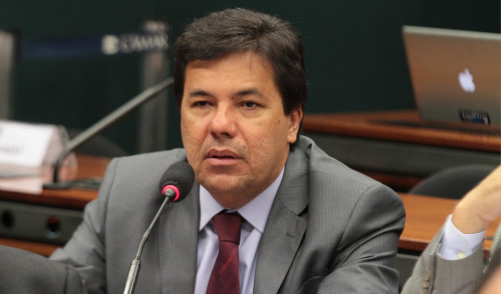 O líder do DEM na Câmara Federal, Mendonça Filho (PE), voltou a bater no governo da presidente Dilma Rousseff ao afirmar que o resultado do Produto Interno Bruto (PIB) 2014, divulgado nesta sexta-feira (27) pelo Instituto Brasileiro de Geografia e Estatística (IBGE), apontando um crescimento de apenas 0,1%,, apenas reforça que a presidente Dilma teria praticado um "estelionato eleitoral" durante a campanha eleitoral; "Em resumo, os dados do IBGE mostram que o brasileiro está mais pobre. É mais um capítulo do estelionato eleitoral. Na campanha, Dilma disse que a inflação estava controlada e a economia estava bem", criticou (Foto: Paulo Emílio) O líder do DEM na Câmara Federal, Mendonça Filho (PE), voltou a bater no governo da presidente Dilma Rousseff ao afirmar que o resultado do Produto Interno Bruto (PIB) 2014, divulgado nesta sexta-feira (27) pelo Instituto Brasileiro de Geografia e Estatística (IBGE), apontando um crescimento de apenas 0,1%,, apenas reforça que a presidente Dilma teria praticado um "estelionato eleitoral" durante a campanha eleitoral; "Em resumo, os dados do IBGE mostram que o brasileiro está mais pobre. É mais um capítulo do estelionato eleitoral. Na campanha, Dilma disse que a inflação estava controlada e a economia estava bem", criticou