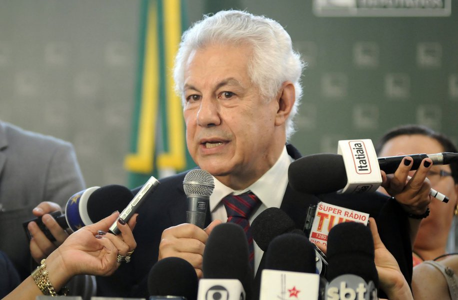 Petista tem o apoio do governo e de quatro partidos que, juntos, contarão com 109 deputados a partir do ano que vem; as legendas que apoiam Arlindo Chinaglia (PT-SP) são PCdoB, Pros e PDT, além do próprio PT; já os quatro partidos que, por enquanto, apoiam Eduardo Cunha (PMDB) terão 128 parlamentares; "Sou visto quase como azarão se acreditar em tudo que leio, mas acho isso precipitado", disse Chinaglia; ele admitiu, porém, que a articulação em torno da sua candidatura começou tardiamente (Foto: Gisele Federicce) Petista tem o apoio do governo e de quatro partidos que, juntos, contarão com 109 deputados a partir do ano que vem; as legendas que apoiam Arlindo Chinaglia (PT-SP) são PCdoB, Pros e PDT, além do próprio PT; já os quatro partidos que, por enquanto, apoiam Eduardo Cunha (PMDB) terão 128 parlamentares; "Sou visto quase como azarão se acreditar em tudo que leio, mas acho isso precipitado", disse Chinaglia; ele admitiu, porém, que a articulação em torno da sua candidatura começou tardiamente