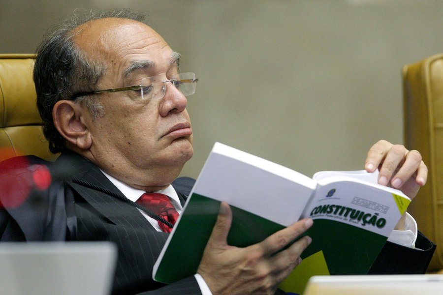 "Devolve, Gilmar!", apela o jornalista Paulo Moreira Leite, sobre a matéria que prevê o fim das doações de empresas privadas a campanhas eleitorais, que o ministro segura há sete meses no STF; ele pediu vistas do caso em abril, quando a votação estava em 6 a 1 contra seu ponto de vista e a favor do financiamento público; "No momento em que o STF encerrar a votação, as eleições brasileiras serão realizadas sob um sistema mais igualitário e menos vulnerável à pressão do poder econômico", avalia PML; colunista chama de "absurdo jurídico" e "manobra antidemocrática" a ação de Gilmar Mendes de impedir que o Supremo contribua justamente quando os brasileiros retomam o debate sobre a reforma política (Foto: Gisele Federicce) www.brasil247.com - "Devolve, Gilmar!", apela o jornalista Paulo Moreira Leite, sobre a matéria que prevê o fim das doações de empresas privadas a campanhas eleitorais, que o ministro segura há sete meses no STF; ele pediu vistas do caso em abril, quando a votação estava em 6 a 1 contra seu ponto de vista e a favor do financiamento público; "No momento em que o STF encerrar a votação, as eleições brasileiras serão realizadas sob um sistema mais igualitário e menos vulnerável à pressão do poder econômico", avalia PML; colunista chama de "absurdo jurídico" e "manobra antidemocrática" a ação de Gilmar Mendes de impedir que o Supremo contribua justamente quando os brasileiros retomam o debate sobre a reforma política