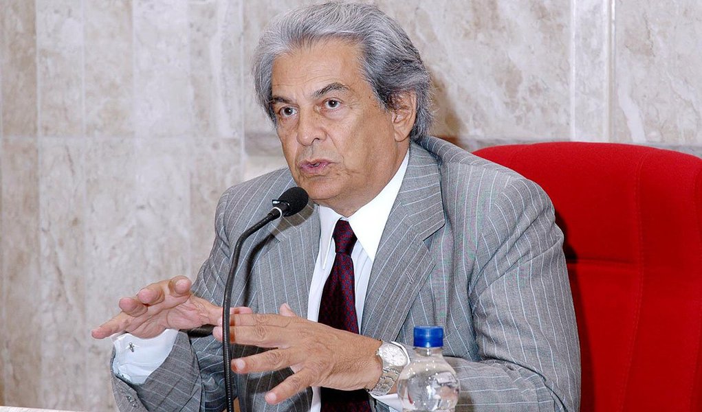 O jurista Celso Bandeira de Mello criticou duramente a matéria da revista Veja, antecipada em 48 horas, na qual o doleiro Alberto Youssef supostamente responde a um delegado que Lula e Dilma "sabiam de tudo", em referência ao esquema de propina na Petrobras; em nota, ele classifica a matéria foi publicada com a "óbvia intenção de interferir em livre vontade do eleitor, nas quais, sem prova alguma, sem, sequer indícios demonstrados, assacaram contra a Presidente da República e um ex-presidente acusações da mais extrema gravidade" (Foto: Leonardo Lucena) O jurista Celso Bandeira de Mello criticou duramente a matéria da revista Veja, antecipada em 48 horas, na qual o doleiro Alberto Youssef supostamente responde a um delegado que Lula e Dilma "sabiam de tudo", em referência ao esquema de propina na Petrobras; em nota, ele classifica a matéria foi publicada com a "óbvia intenção de interferir em livre vontade do eleitor, nas quais, sem prova alguma, sem, sequer indícios demonstrados, assacaram contra a Presidente da República e um ex-presidente acusações da mais extrema gravidade"