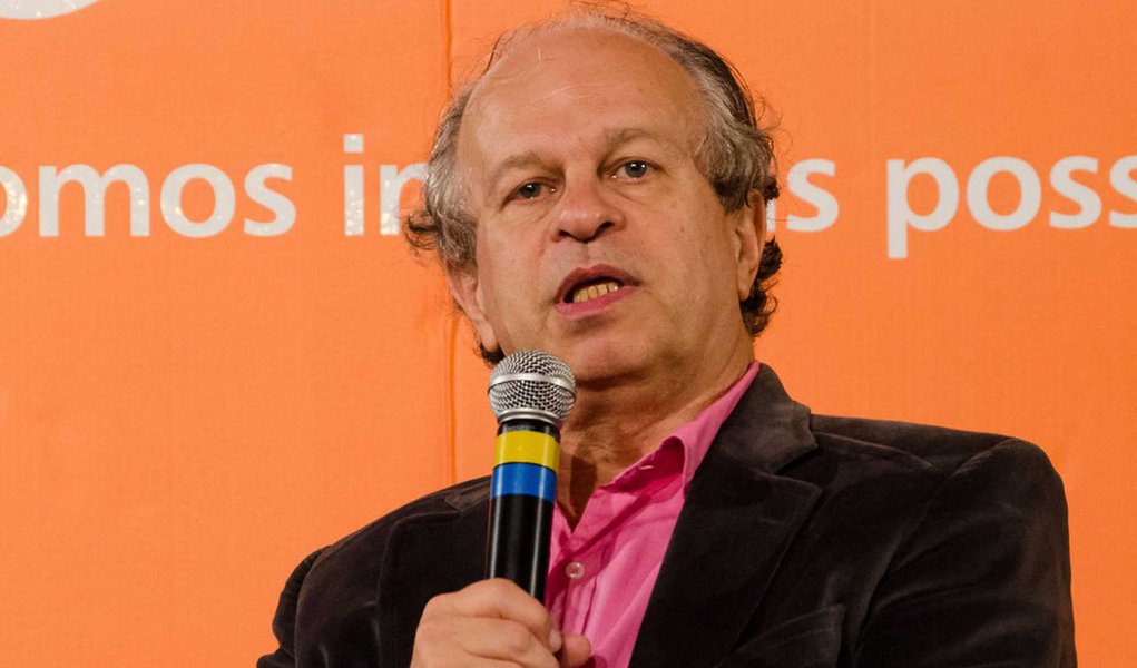“Acredito na educação como libertação. Saber não é uma transmissão de conteúdos, não é uma padronização. Penso que um dos pontos importantes é como a gente aproxima isso do mundo da cultura”, disse o filósofo Renato Janine, novo ministro da Educação; ele também fez reflexões sobre a democracia brasileira e as recentes manifestações de rua: “O problema é a cultura política. Política quer dizer que não existe um lado totalmente certo e outro totalmente errado”, destacou (Foto: Roberta Namour) “Acredito na educação como libertação. Saber não é uma transmissão de conteúdos, não é uma padronização. Penso que um dos pontos importantes é como a gente aproxima isso do mundo da cultura”, disse o filósofo Renato Janine, novo ministro da Educação; ele também fez reflexões sobre a democracia brasileira e as recentes manifestações de rua: “O problema é a cultura política. Política quer dizer que não existe um lado totalmente certo e outro totalmente errado”, destacou