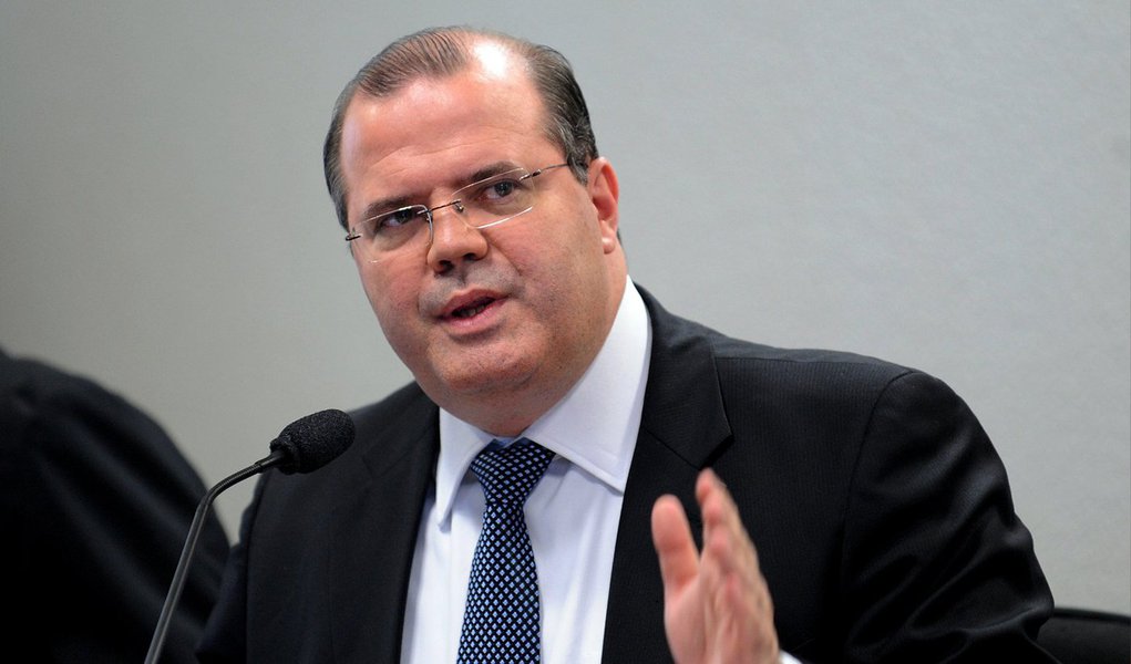 O presidente do Banco Central (BC), Alexandre Tombini, disse – em nota – que o crescimento do Produto Interno Bruto (PIB, soma dos bens e serviços produzidos em um país) "confirmou a pausa no crescimento econômico no ano"; a economia brasileira cresceu 0,1% em 2014, na comparação com o ano anterior. O PIB fechou o ano em R$ 5,52 trilhões, segundo dados divulgados hoje (27) pelo Instituto Brasileiro de Geografia e Estatística (IBGE) (Foto: Paulo Emílio) O presidente do Banco Central (BC), Alexandre Tombini, disse – em nota – que o crescimento do Produto Interno Bruto (PIB, soma dos bens e serviços produzidos em um país) "confirmou a pausa no crescimento econômico no ano"; a economia brasileira cresceu 0,1% em 2014, na comparação com o ano anterior. O PIB fechou o ano em R$ 5,52 trilhões, segundo dados divulgados hoje (27) pelo Instituto Brasileiro de Geografia e Estatística (IBGE)