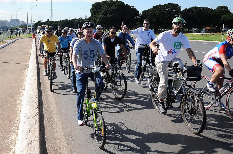 Governador aceitou convite de ciclistas de Brasília e pedalou 6,9 quilômetros, da Asa Sul, onde mora a mãe dele, até o Palácio do Buriti; iniciativa fez parte da campanha De Bike ao Trabalho, mobilização nacional capitaneada pelo movimento Bike Anjo (Foto: Gisele Federicce) Governador aceitou convite de ciclistas de Brasília e pedalou 6,9 quilômetros, da Asa Sul, onde mora a mãe dele, até o Palácio do Buriti; iniciativa fez parte da campanha De Bike ao Trabalho, mobilização nacional capitaneada pelo movimento Bike Anjo