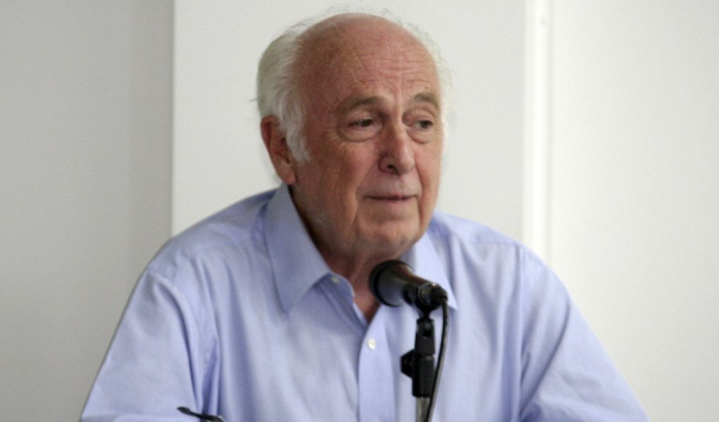 Para o ex-ministro Luiz Carlos Bresser-Pereira, para superar a crise econômica de curto prazo, “o Brasil precisa de um pacto político que faça a crítica da alta preferência pelo consumo imediato e que faça com que a taxa de câmbio passe a flutuar em torno do equilíbrio competitivo, eliminando a grande desvantagem que está desindustrializando o país” (Foto: Roberta Namour) Para o ex-ministro Luiz Carlos Bresser-Pereira, para superar a crise econômica de curto prazo, “o Brasil precisa de um pacto político que faça a crítica da alta preferência pelo consumo imediato e que faça com que a taxa de câmbio passe a flutuar em torno do equilíbrio competitivo, eliminando a grande desvantagem que está desindustrializando o país”