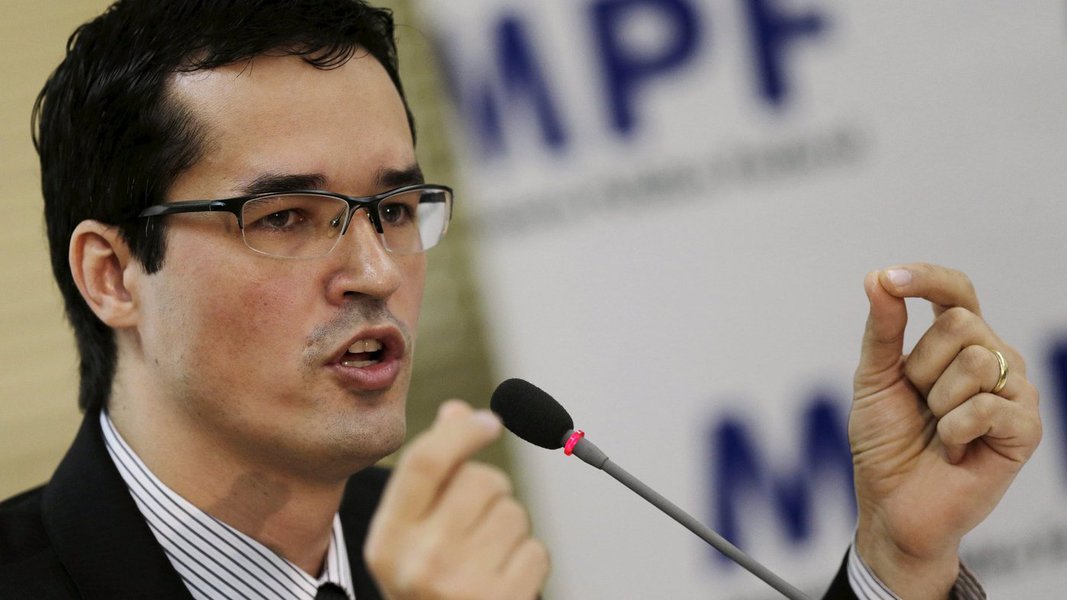 Procurador Deltan Dallagnol e integrantes da força-tarefa da Lava Jato justificam o modelo do juiz Sérgio Moro, que prega prisões antes do trânsito julgado: 'A regra é que a pessoa seja presa após o julgamento; A necessidade de frear os crimes justifica a prisão como medida extrema'; "Revogar prisões que foram decretadas para estancar uma corrupção sistêmica significaria deixar esse câncer dominar o paciente" (Foto: Roberta Namour) Procurador Deltan Dallagnol e integrantes da força-tarefa da Lava Jato justificam o modelo do juiz Sérgio Moro, que prega prisões antes do trânsito julgado: 'A regra é que a pessoa seja presa após o julgamento; A necessidade de frear os crimes justifica a prisão como medida extrema'; "Revogar prisões que foram decretadas para estancar uma corrupção sistêmica significaria deixar esse câncer dominar o paciente"