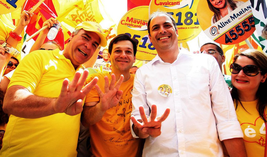 A ala pernambucana do partido deverá ter uma influência considerável na decisão que a legenda tomará nesta quinta-feira 27 para definir o seu posicionamento junto ao governo federal; ocupando diversos cargos na Executiva da legenda, os pernambucanos têm defendido que o PSB mantenha uma posição de independência , evitando retornar à base governista, mas sem manter um alinhamento automático com o PSDB; o partido também não deverá aceitar cargos no segundo mandato da presidente Dilma (Foto: Paulo Emílio) A ala pernambucana do partido deverá ter uma influência considerável na decisão que a legenda tomará nesta quinta-feira 27 para definir o seu posicionamento junto ao governo federal; ocupando diversos cargos na Executiva da legenda, os pernambucanos têm defendido que o PSB mantenha uma posição de independência , evitando retornar à base governista, mas sem manter um alinhamento automático com o PSDB; o partido também não deverá aceitar cargos no segundo mandato da presidente Dilma