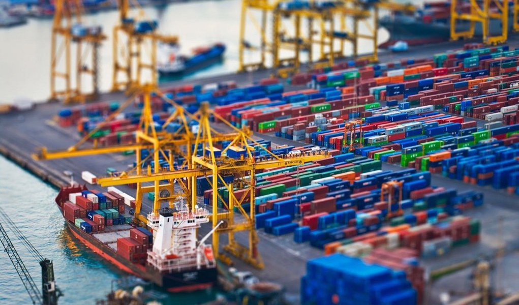 A balança comercial brasileira voltou a ter déficit (exportações menores que importações) na segunda semana de novembro, de US$ 804 milhões. O valor resulta de US$ 3,678 bilhões em exportações e US$ 4,482 bilhões em importações (Foto: Gisele Federicce) A balança comercial brasileira voltou a ter déficit (exportações menores que importações) na segunda semana de novembro, de US$ 804 milhões. O valor resulta de US$ 3,678 bilhões em exportações e US$ 4,482 bilhões em importações