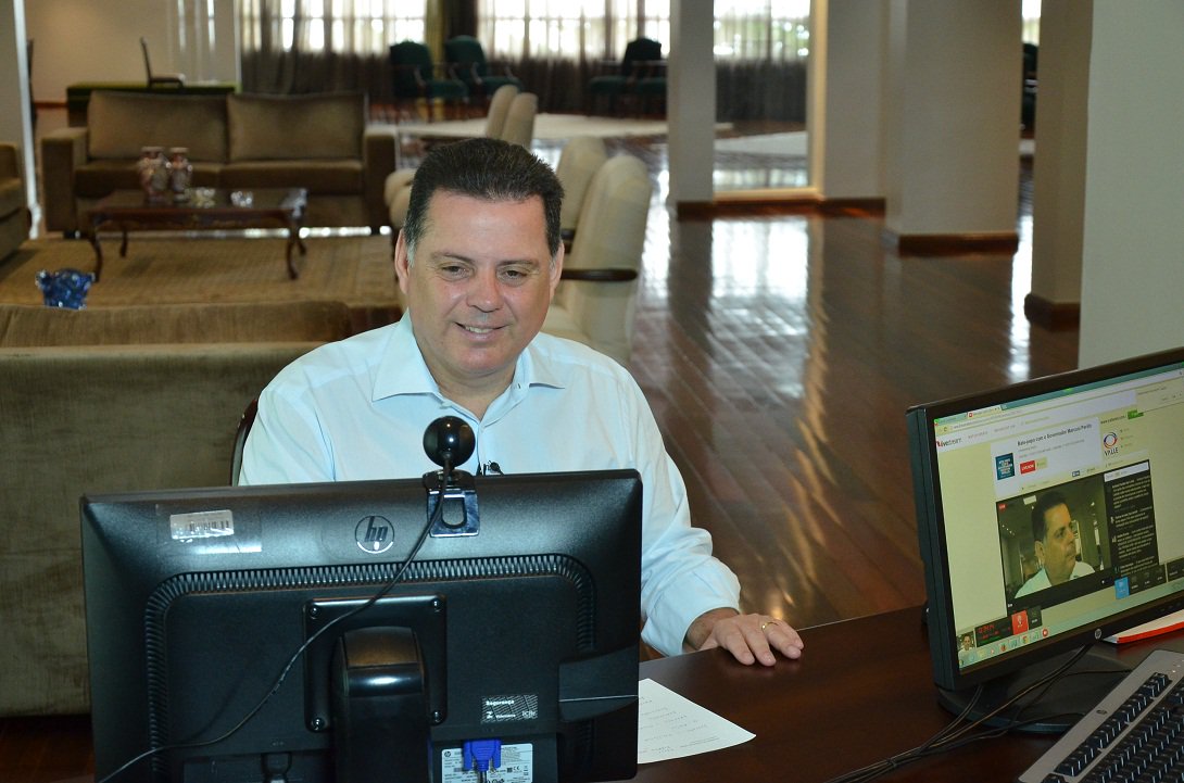 Governador realizou nesta quarta-feira o primeiro hangout do deste novo mandato, cumprindo compromisso feito na campanha; logo no início do bate-papo com internautas, Marconi anunciou que nos próximos 50 dias todo final de semana irá entregar uma obra realizada pelo governo estadual; "As inaugurações serão feitas normalmente nos finais de semana. Nesta semana já vamos inaugurar a rodovia GO-324, que liga Jussara ao Distrito de Jacilândia, no município de Itapirapuã", disse Marconi (Foto: José Barbacena) Governador realizou nesta quarta-feira o primeiro hangout do deste novo mandato, cumprindo compromisso feito na campanha; logo no início do bate-papo com internautas, Marconi anunciou que nos próximos 50 dias todo final de semana irá entregar uma obra realizada pelo governo estadual; "As inaugurações serão feitas normalmente nos finais de semana. Nesta semana já vamos inaugurar a rodovia GO-324, que liga Jussara ao Distrito de Jacilândia, no município de Itapirapuã", disse Marconi
