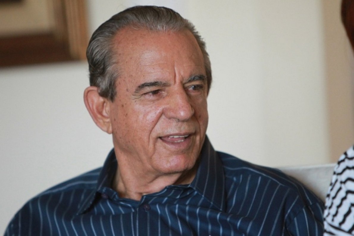 "Disse ao longo da campanha que esta seria minha ultima candidatura. Não sou mais candidato, mas serei militante do meu partido até o dia em que Deus me chamar desta vida", escreveu Iris na carta que divulgou ao "povo goiano"; "Cumprimento o governador reeleito, Marconi Perillo, e desejo que cumpra o compromisso de fazer um governo digno, eficiente e imbuído dos valores que estão na base do nosso Estado", afirma Iris (Foto: José Barbacena) "Disse ao longo da campanha que esta seria minha ultima candidatura. Não sou mais candidato, mas serei militante do meu partido até o dia em que Deus me chamar desta vida", escreveu Iris na carta que divulgou ao "povo goiano"; "Cumprimento o governador reeleito, Marconi Perillo, e desejo que cumpra o compromisso de fazer um governo digno, eficiente e imbuído dos valores que estão na base do nosso Estado", afirma Iris
