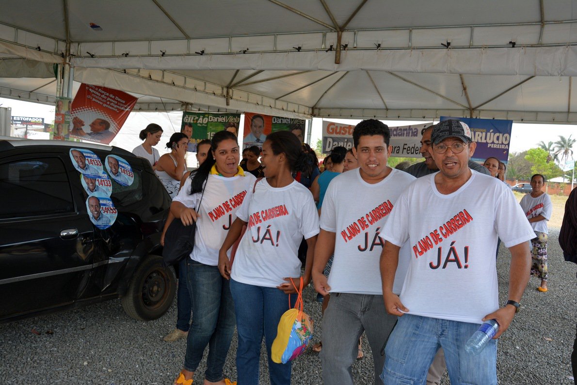 Trabalhadores da rede municipal de Aparecida de Goiânia reclamam que o prefeito Maguito Vilela (PMDB) descumpriu o acordo firmado no começo do ano e até agora não encaminhou à Câmara Municipal o projeto de lei com o novo plano de carreira da categoria; servidores cruzaram os braços nesta quarta-feira e agora analisam uma proposta da Secretaria de Educação (Foto: José Barbacena) Trabalhadores da rede municipal de Aparecida de Goiânia reclamam que o prefeito Maguito Vilela (PMDB) descumpriu o acordo firmado no começo do ano e até agora não encaminhou à Câmara Municipal o projeto de lei com o novo plano de carreira da categoria; servidores cruzaram os braços nesta quarta-feira e agora analisam uma proposta da Secretaria de Educação