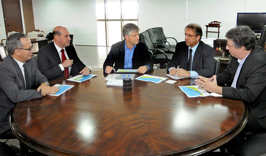 Representantes do Grupo Energisa, que controla a Companhia de Energia Elétrica do Tocantins (Celtins), apresentaram ao governador Marcelo Miranda (PMDB) os planos de investimentos para o Tocantins e a evolução, desde que foi assumido o controle da energia do Estado, em abril do ano passado; Marcelo solicitou ainda que sejam realizadas reuniões posteriores, com técnicos da Energisa para que sejam sanadas todas as pendências relacionadas ao governo; o Estado é detentor de 49% das ações da Celtins (Foto: Aquiles Lins) Representantes do Grupo Energisa, que controla a Companhia de Energia Elétrica do Tocantins (Celtins), apresentaram ao governador Marcelo Miranda (PMDB) os planos de investimentos para o Tocantins e a evolução, desde que foi assumido o controle da energia do Estado, em abril do ano passado; Marcelo solicitou ainda que sejam realizadas reuniões posteriores, com técnicos da Energisa para que sejam sanadas todas as pendências relacionadas ao governo; o Estado é detentor de 49% das ações da Celtins