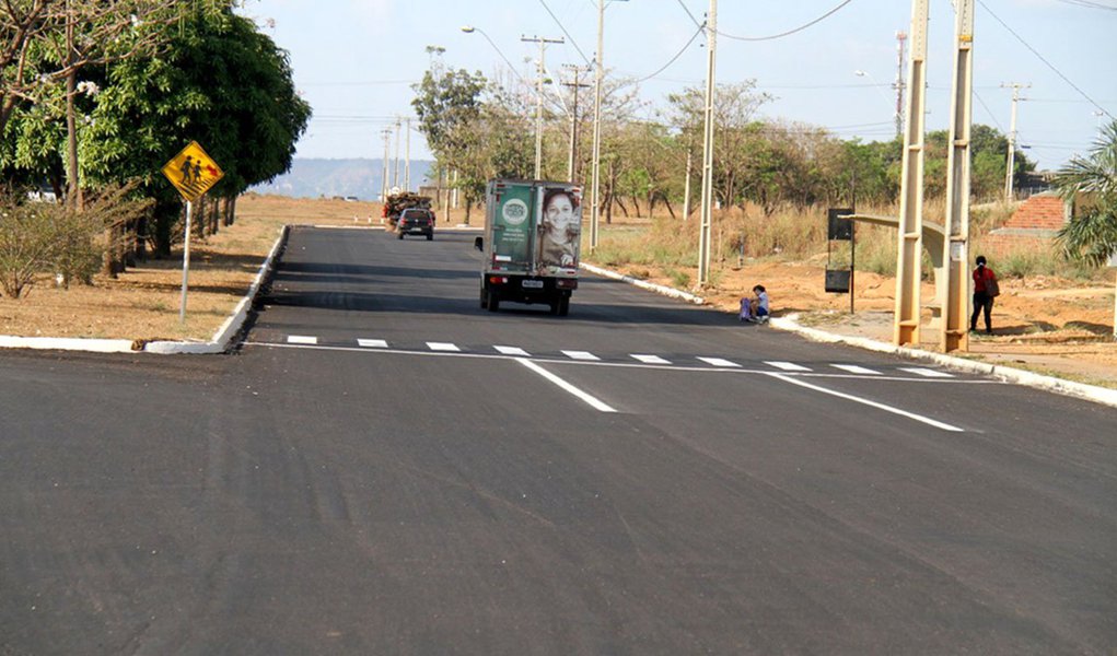 O governo do Estado disse nesta quara-feira, 10, que está investindo em Palmas R$ 302.171.562,07 em obras de infraestrutura; o montante é destinado a construção e reconstrução de pavimentação asfáltica, de escolas e universidade, e habitação popular; entre as obras principais está a alça viária da NS-15, avenida que vai interligar as regiões Norte e Sul de Palmas pela margem do Lago, desafogando o tráfego de veículos pesados nas avenidas centrais da capital; obra já foi licitada e terá investimento de R$ 102 milhões (Foto: Aquiles Lins) O governo do Estado disse nesta quara-feira, 10, que está investindo em Palmas R$ 302.171.562,07 em obras de infraestrutura; o montante é destinado a construção e reconstrução de pavimentação asfáltica, de escolas e universidade, e habitação popular; entre as obras principais está a alça viária da NS-15, avenida que vai interligar as regiões Norte e Sul de Palmas pela margem do Lago, desafogando o tráfego de veículos pesados nas avenidas centrais da capital; obra já foi licitada e terá investimento de R$ 102 milhões