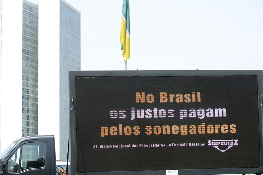 "A operação da PF poderá transformar a Lava Jato num trocado. O prejuízo da Viúva pode chegar a algo como R$ 19 bilhões. Enquanto as petrorroubalheiras envolviam obras, essas são exemplos de pura corrupção, com o dinheiro indo do sonegador para o larápio, e mais nada", diz o jornalista Elio Gaspari; "Uma autuação de R$ 100 milhões era quitada por fora ao preço de R$ 10 milhões", afirma, numa referência indireta ao caso RBS, que quitou R$ 150 milhões por R$ 15 milhões (Foto: Leonardo Attuch) www.brasil247.com - "A operação da PF poderá transformar a Lava Jato num trocado. O prejuízo da Viúva pode chegar a algo como R$ 19 bilhões. Enquanto as petrorroubalheiras envolviam obras, essas são exemplos de pura corrupção, com o dinheiro indo do sonegador para o larápio, e mais nada", diz o jornalista Elio Gaspari; "Uma autuação de R$ 100 milhões era quitada por fora ao preço de R$ 10 milhões", afirma, numa referência indireta ao caso RBS, que quitou R$ 150 milhões por R$ 15 milhões