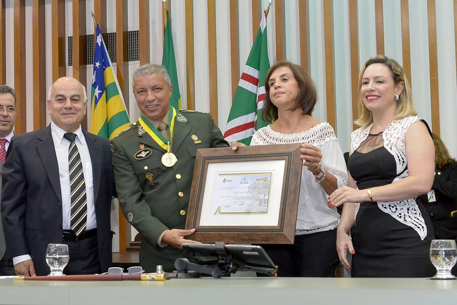 Homenageado com a Medalha do Mérito Anhanguera, da Assembleia Legislativa de Goiás, general de divisão Júlio César de Arruda, comandante de Operações Especiais do Exército Brasileiro, diz que sera graciado com a comenda "é uma responsabilidade, pois quem a recebe deve seguir o exemplo de Pedro Ludovico Teixeira, um dos maiores líderes políticos goianos, homem de caráter e com perfil democrático”; honraria foi iniciativa proposta pelos deputados Major Araújo (PRP), Adriana Accorsi (PT) e Helio Sousa (DEM), presidente da Assembleia; o general e a companhia que dirige foram os responsáveis pela segurança da presidente Dilma Rousseff (PT) em sua visita a Goiânia (Foto: Realle Palazzo-Martini) Homenageado com a Medalha do Mérito Anhanguera, da Assembleia Legislativa de Goiás, general de divisão Júlio César de Arruda, comandante de Operações Especiais do Exército Brasileiro, diz que sera graciado com a comenda "é uma responsabilidade, pois quem a recebe deve seguir o exemplo de Pedro Ludovico Teixeira, um dos maiores líderes políticos goianos, homem de caráter e com perfil democrático”; honraria foi iniciativa proposta pelos deputados Major Araújo (PRP), Adriana Accorsi (PT) e Helio Sousa (DEM), presidente da Assembleia; o general e a companhia que dirige foram os responsáveis pela segurança da presidente Dilma Rousseff (PT) em sua visita a Goiânia