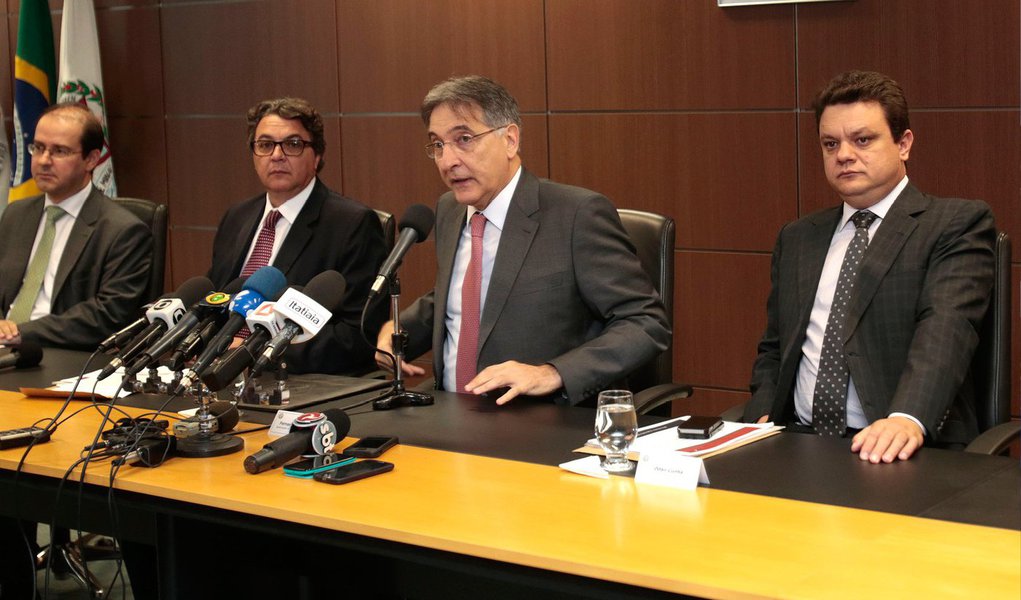 "Queria alertar para o fato de que a situação financeira do Estado é grave", declarou o governador de Minas, Fernando Pimentel; o gestor apresentou, no Palácio Tiradentes, estudo elaborado por sua equipe sobre o orçamento do Estado para 2015; segundo Pimentel, há um déficit de R$ 6 bilhões no Orçamento deste ano; chefe do Executivo mineiro disse que o Orçamento apresentado pela gestão anterior, de Antonio Anastasia (PSDB), havia suprimido artificialmente o déficit ao superestimar receitas e subestimar despesas (Foto: Leonardo Lucena) "Queria alertar para o fato de que a situação financeira do Estado é grave", declarou o governador de Minas, Fernando Pimentel; o gestor apresentou, no Palácio Tiradentes, estudo elaborado por sua equipe sobre o orçamento do Estado para 2015; segundo Pimentel, há um déficit de R$ 6 bilhões no Orçamento deste ano; chefe do Executivo mineiro disse que o Orçamento apresentado pela gestão anterior, de Antonio Anastasia (PSDB), havia suprimido artificialmente o déficit ao superestimar receitas e subestimar despesas
