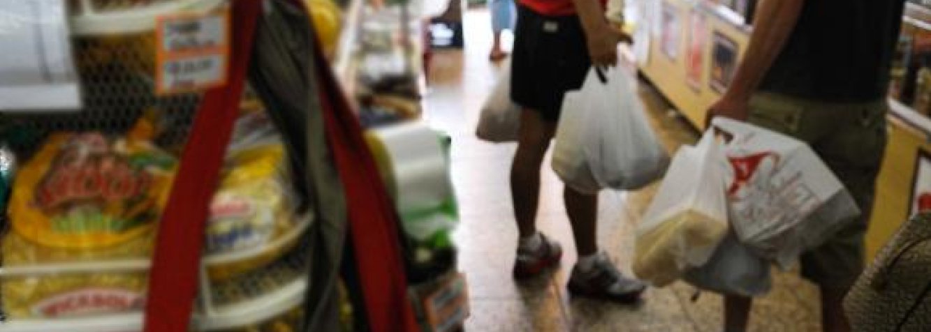 A nova regulamentação impõe que essas sacolas sejam 40% maiores que as utilizadas atualmente, renováveis, mais resistentes (capacidade para 10 quilos) e com função extra de ajudar na reciclagem do lixo; o consumidor poderá ser cobrado por, em média, 10 centavos por cada sacola (Foto: Gisele Federicce) A nova regulamentação impõe que essas sacolas sejam 40% maiores que as utilizadas atualmente, renováveis, mais resistentes (capacidade para 10 quilos) e com função extra de ajudar na reciclagem do lixo; o consumidor poderá ser cobrado por, em média, 10 centavos por cada sacola