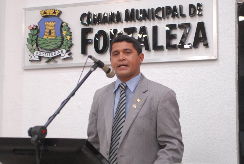 No documento, o vereador, que é acusado pelo Ministério Público de se apropriar de salários dos servidores, agradeceu os seis mil votos confiados e classificou como imatura e sem organização a situação que feriu seu mandato e disse deixar a Câmara de cabeça (Foto: Renata Paiva) No documento, o vereador, que é acusado pelo Ministério Público de se apropriar de salários dos servidores, agradeceu os seis mil votos confiados e classificou como imatura e sem organização a situação que feriu seu mandato e disse deixar a Câmara de cabeça