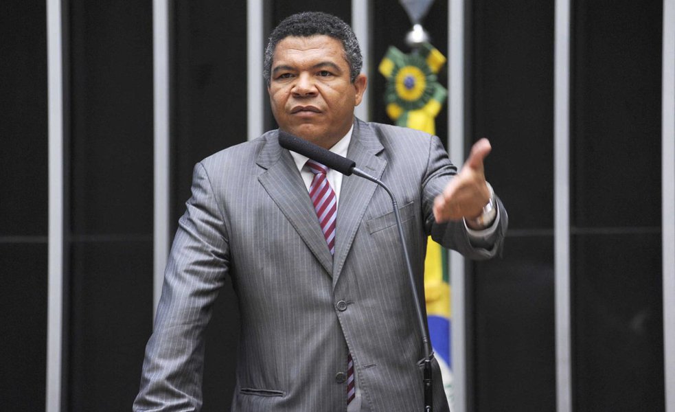 Membro da Comissão Externa da Câmara Federal que fiscaliza a transposição do Rio São Francisco, o petista Valmir Assunção cobrou o início das obras do eixo sul ao ministro da Integração Nacional, Gilberto Occhi. Valmir apontou que é preciso pensar esse trecho, que vai contemplar a Bahia; "São cerca de 10 mil trabalhadores atuando na região do eixo norte, com investimento total de R$ 8,3 bilhões, sendo R$ 2,3 bilhões para as cidades que são banhadas pelo São Francisco para a revitalização, beneficiando 12 milhões de pessoas nesse primeiro trecho. Ou seja, há um custo de apenas R$ R$ 691 por pessoa beneficiada", diz Valmir (Foto: Romulo Faro) Membro da Comissão Externa da Câmara Federal que fiscaliza a transposição do Rio São Francisco, o petista Valmir Assunção cobrou o início das obras do eixo sul ao ministro da Integração Nacional, Gilberto Occhi. Valmir apontou que é preciso pensar esse trecho, que vai contemplar a Bahia; "São cerca de 10 mil trabalhadores atuando na região do eixo norte, com investimento total de R$ 8,3 bilhões, sendo R$ 2,3 bilhões para as cidades que são banhadas pelo São Francisco para a revitalização, beneficiando 12 milhões de pessoas nesse primeiro trecho. Ou seja, há um custo de apenas R$ R$ 691 por pessoa beneficiada", diz Valmir